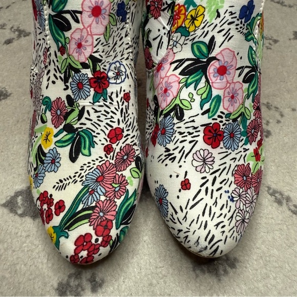 CHASE + CHLOE Clarity Floral Clear Lucite Heel Booties - Picture 3 of 9